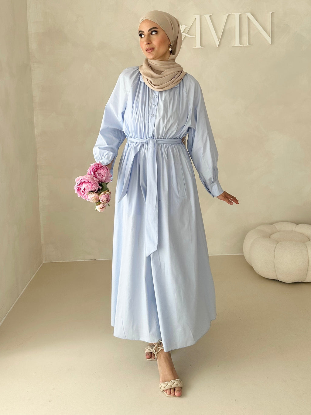 Robe avec ceinture et patte de boutonnage