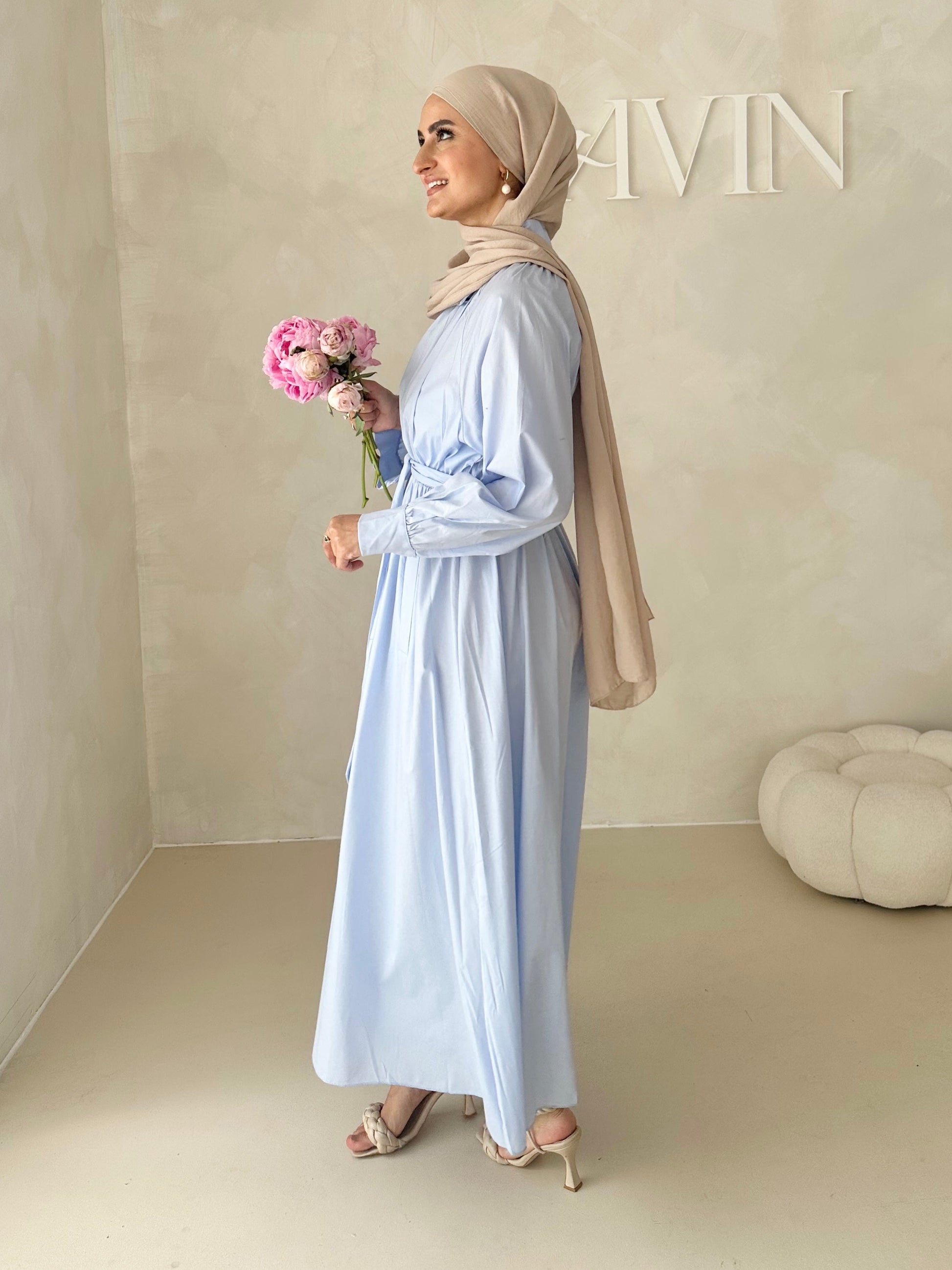 Robe avec ceinture et patte de boutonnage