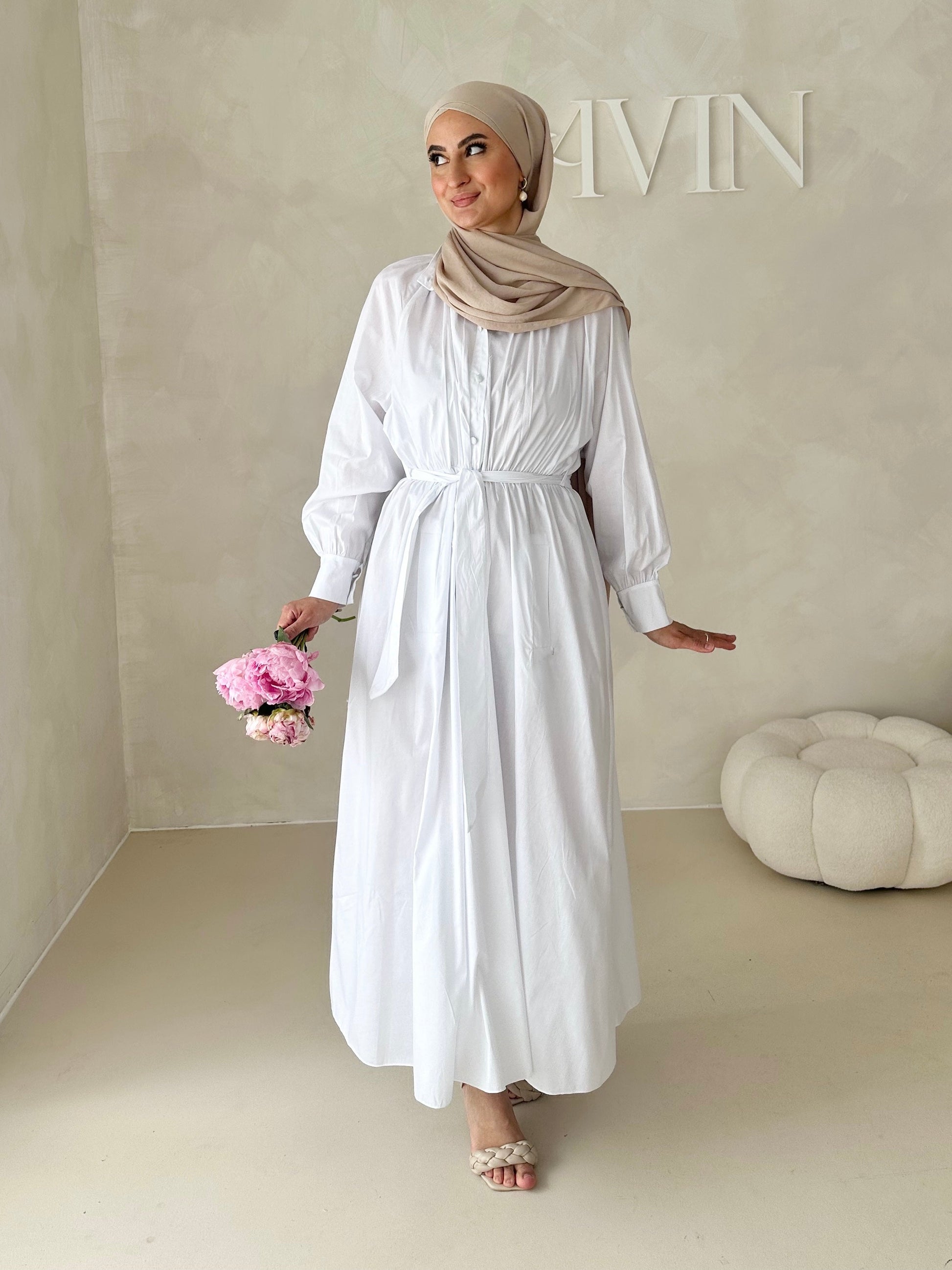 Robe avec ceinture et patte de boutonnage