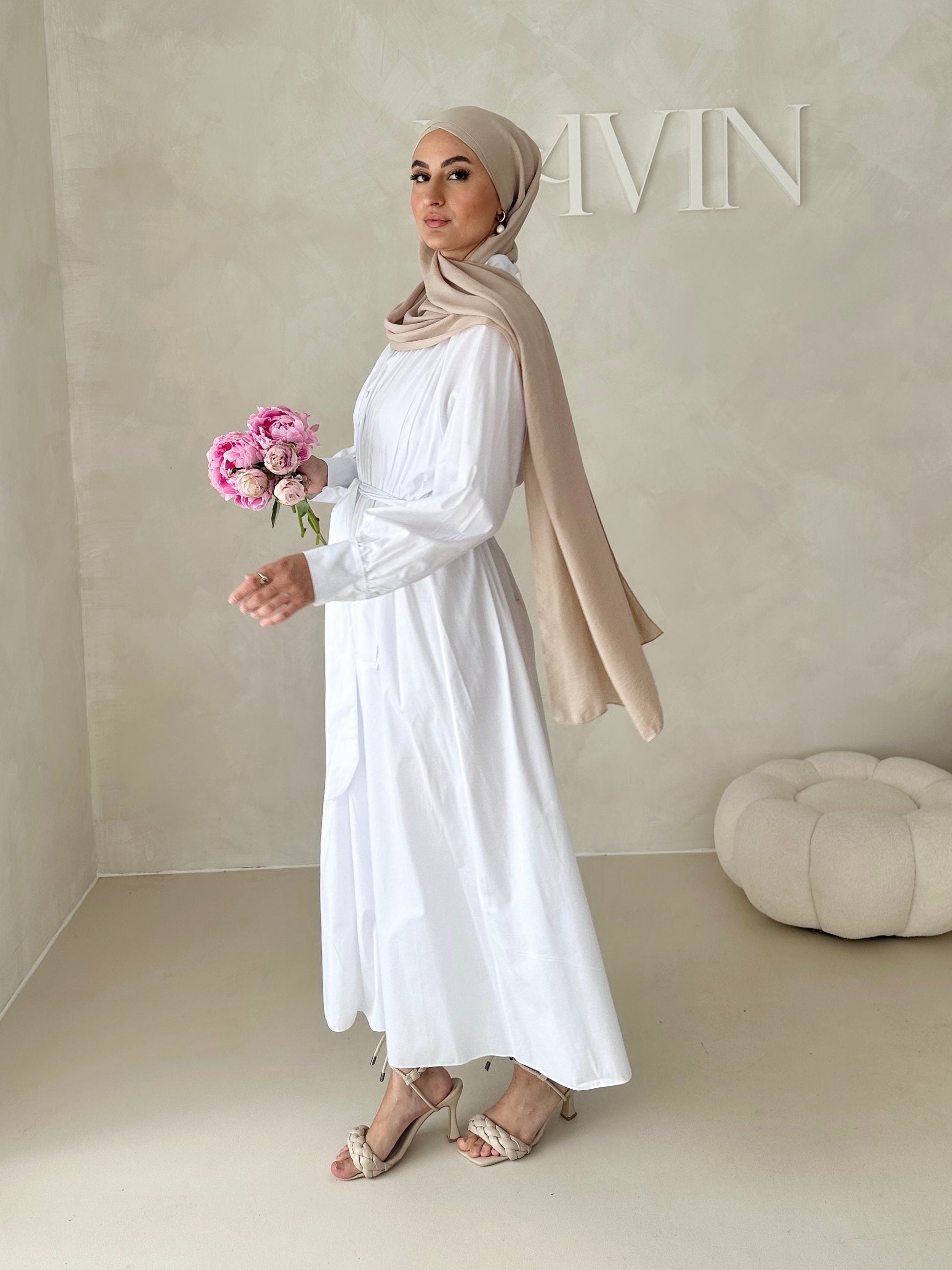 Robe avec ceinture et patte de boutonnage