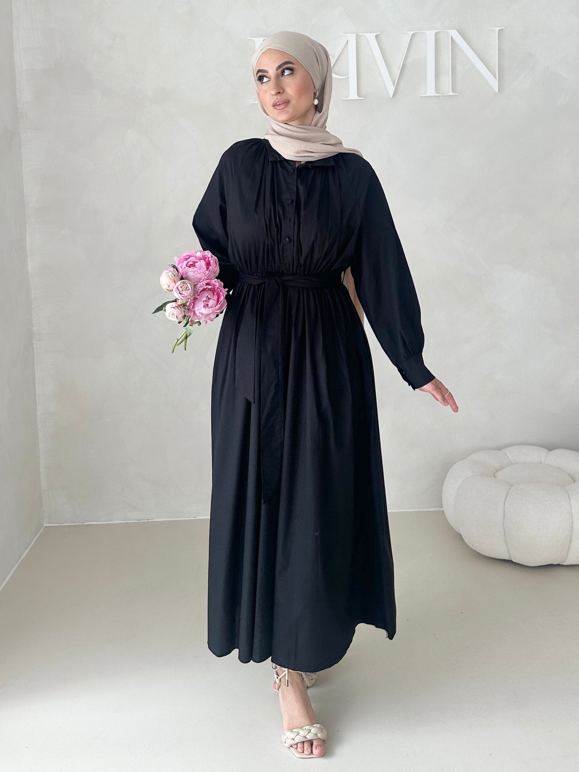 Robe avec ceinture et patte de boutonnage