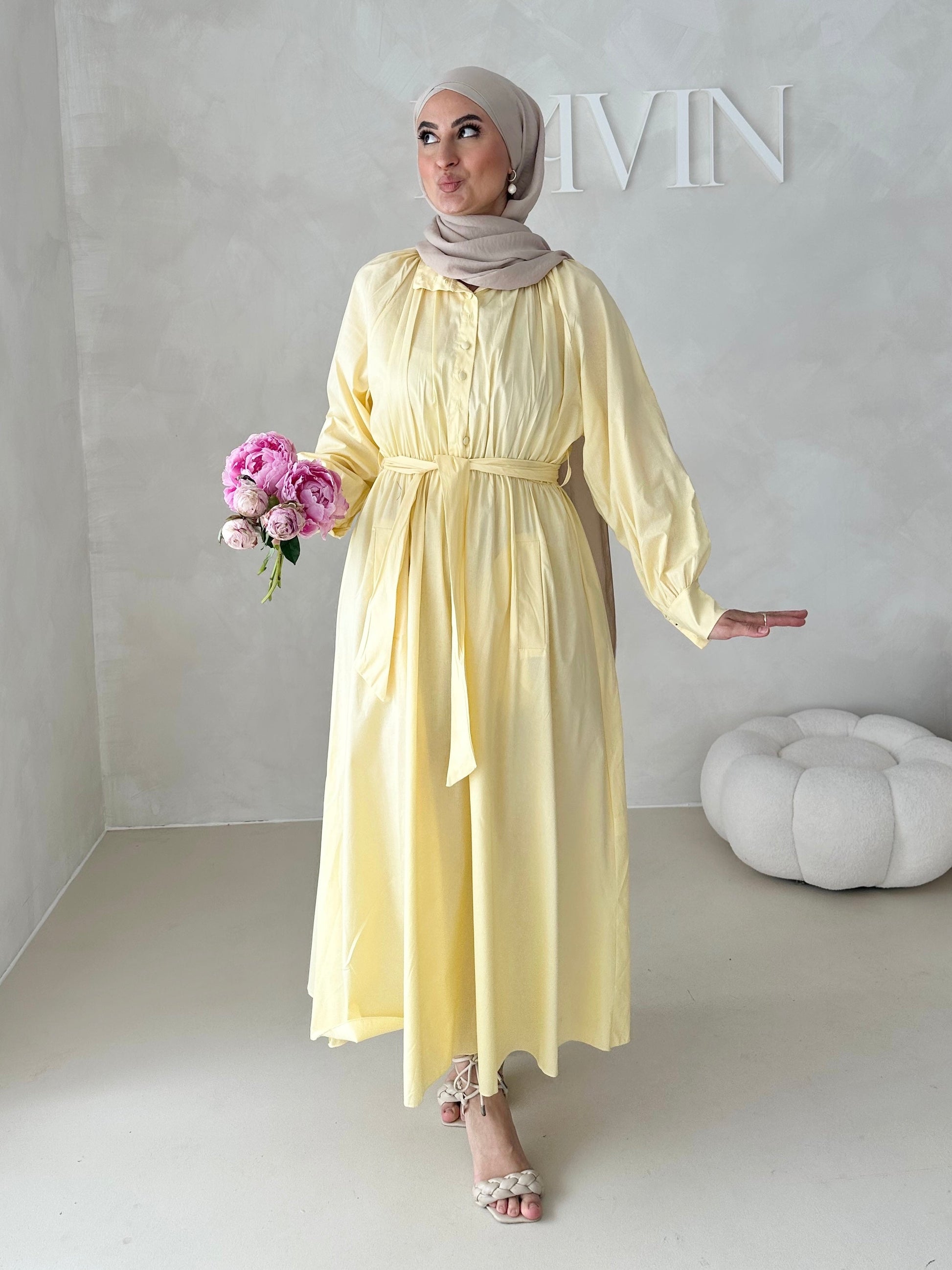 Robe avec ceinture et patte de boutonnage