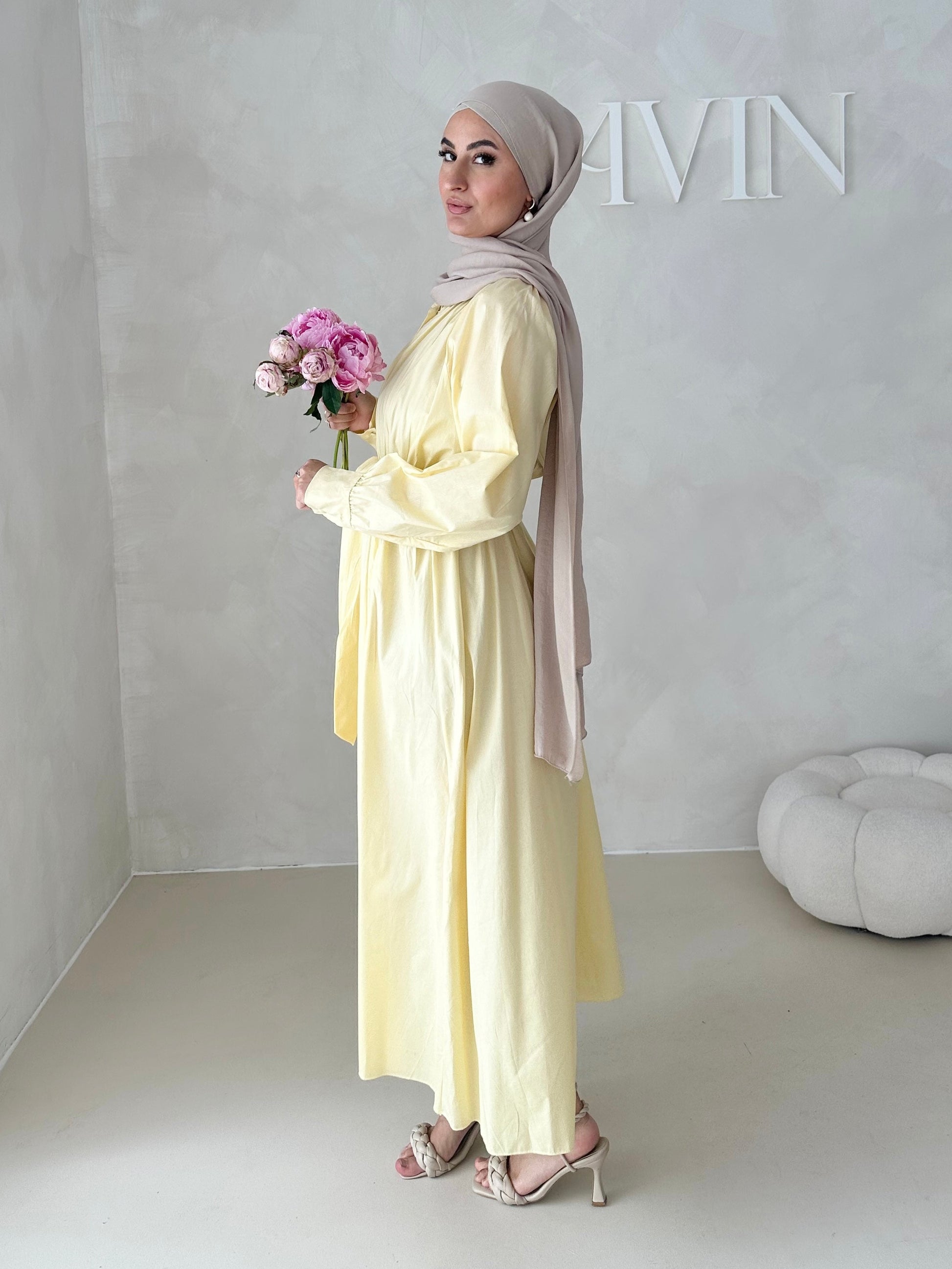 Robe avec ceinture et patte de boutonnage