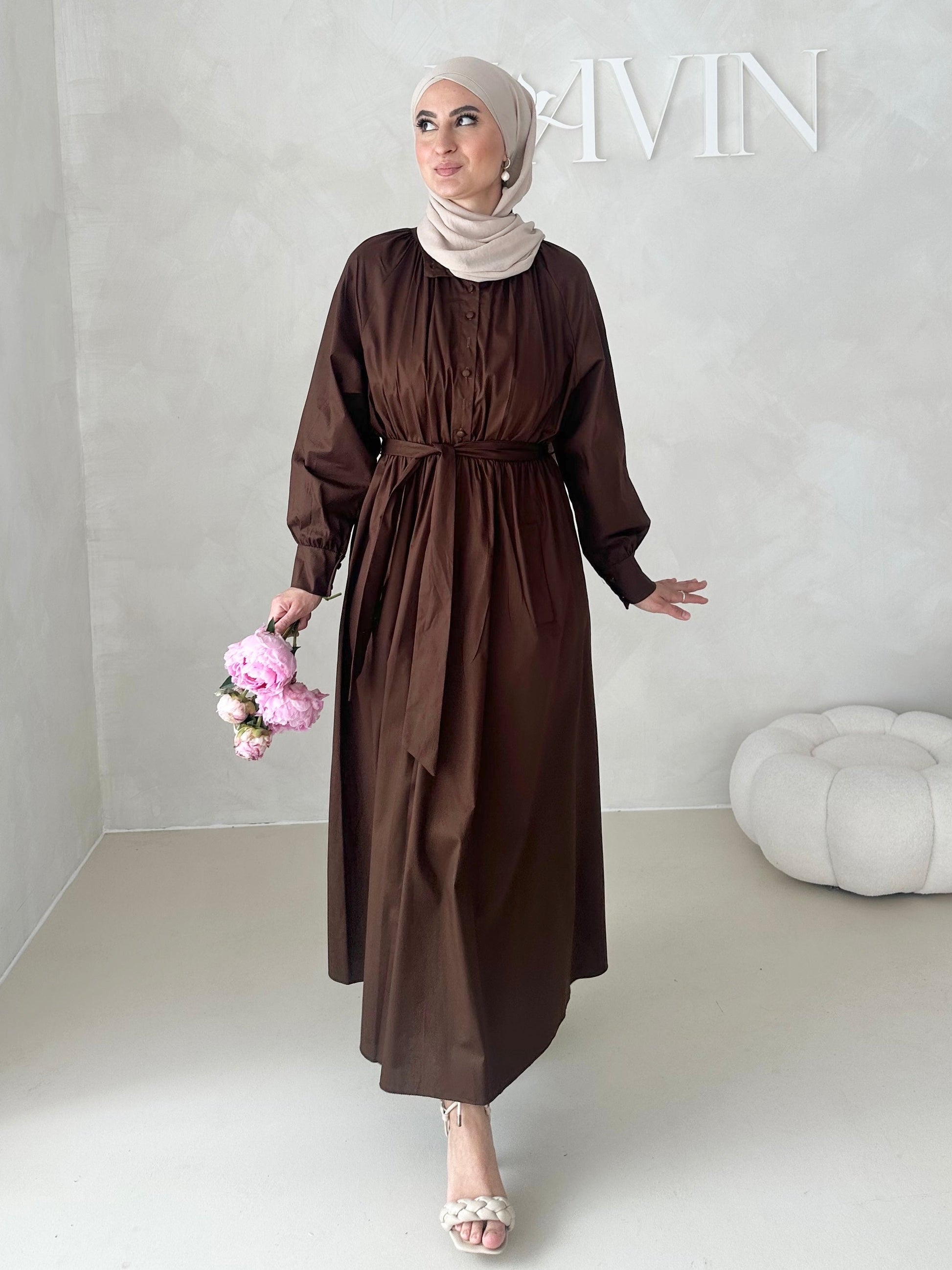 Robe avec ceinture et patte de boutonnage