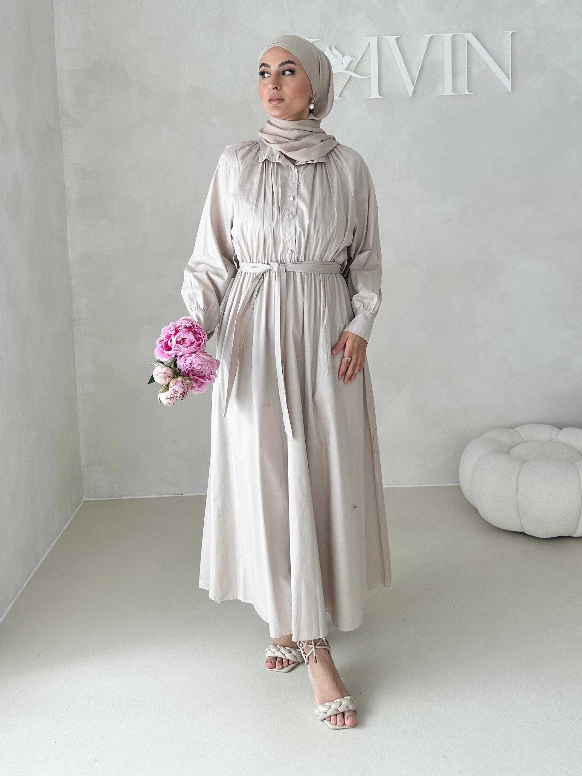 Robe avec ceinture et patte de boutonnage