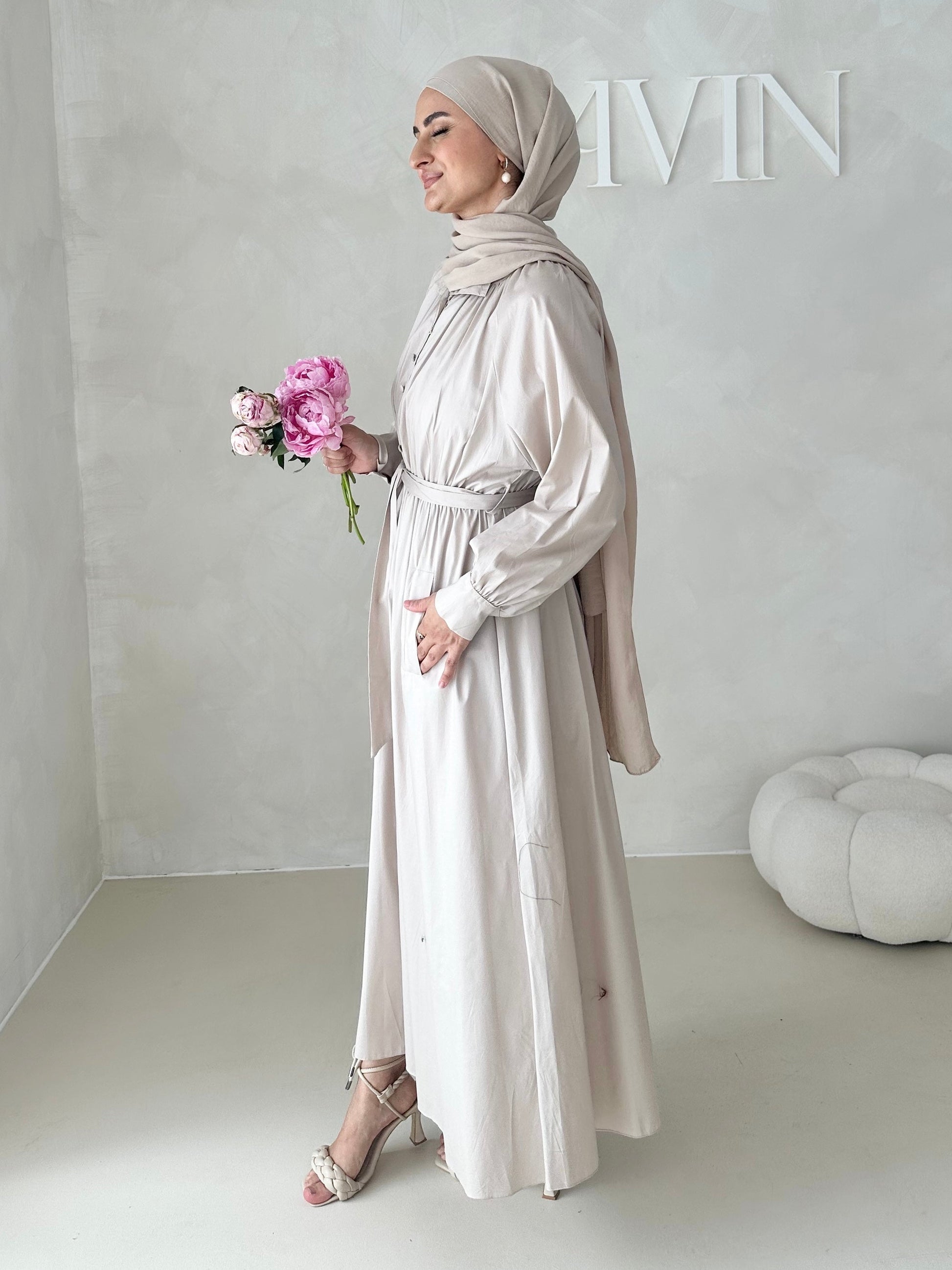 Robe avec ceinture et patte de boutonnage