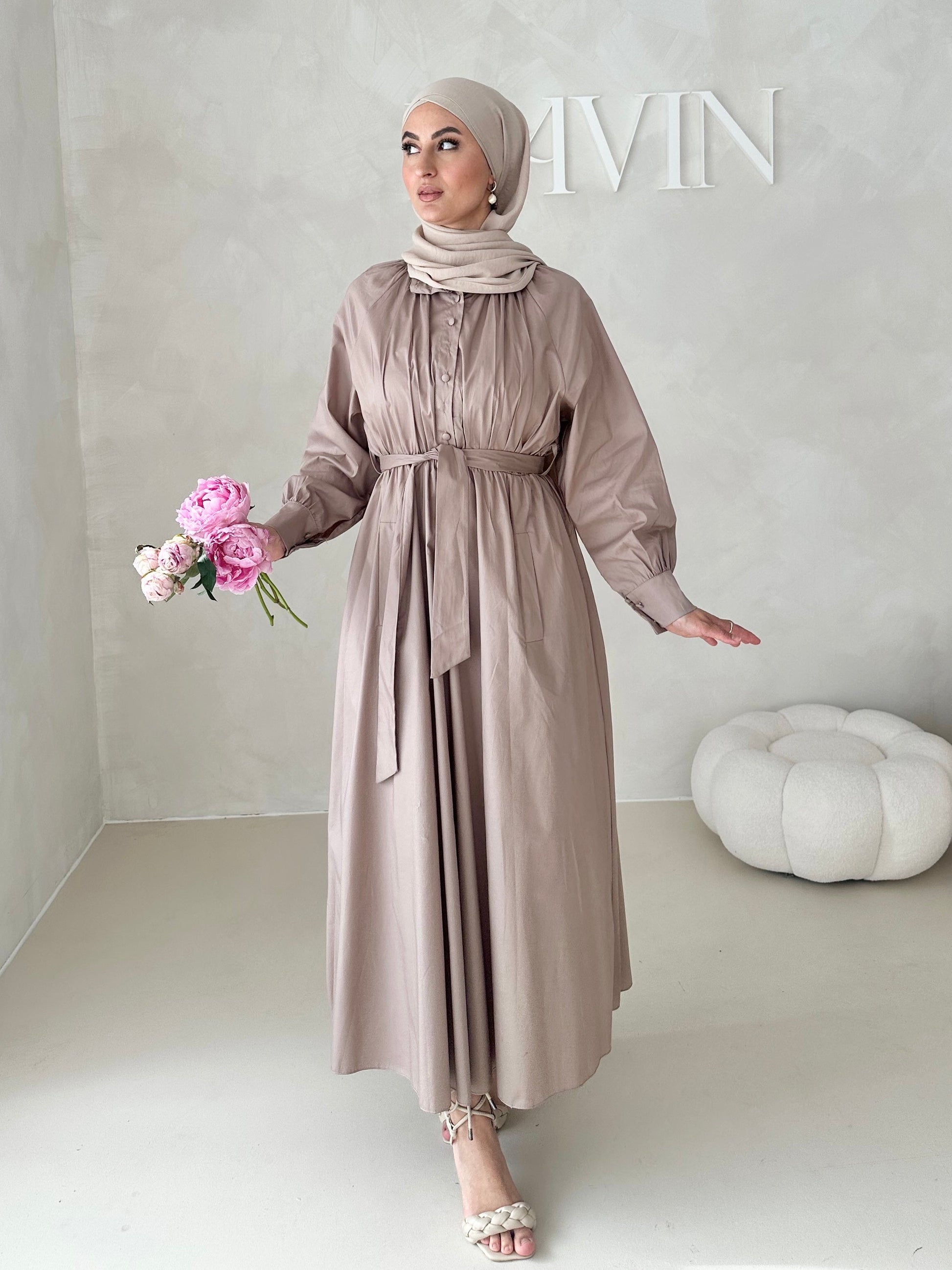 Robe avec ceinture et patte de boutonnage