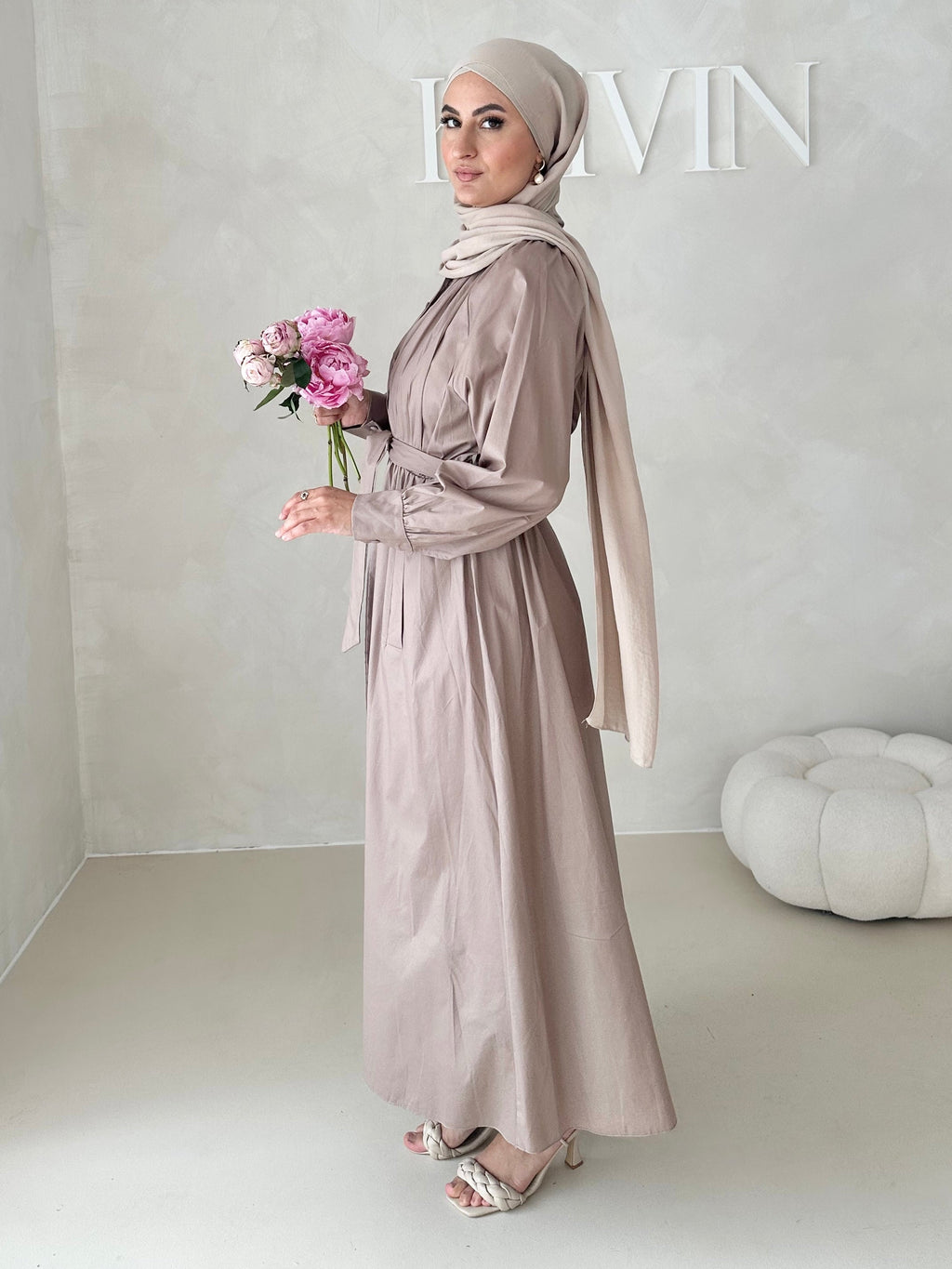 Robe avec ceinture et patte de boutonnage