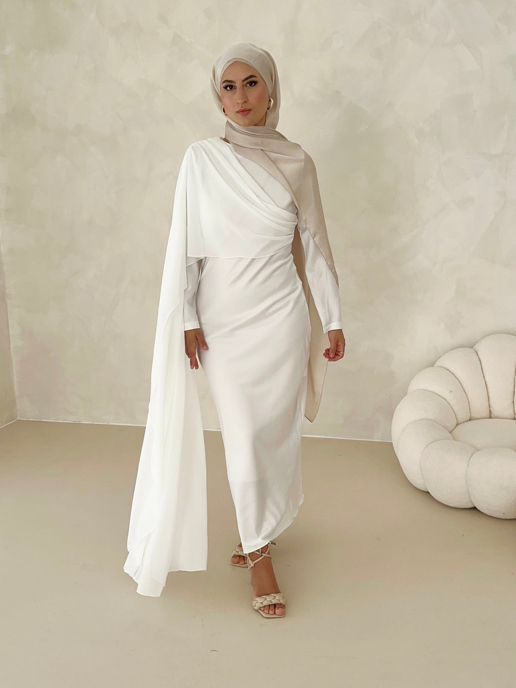 Robe en satin avec traîne sur les épaules