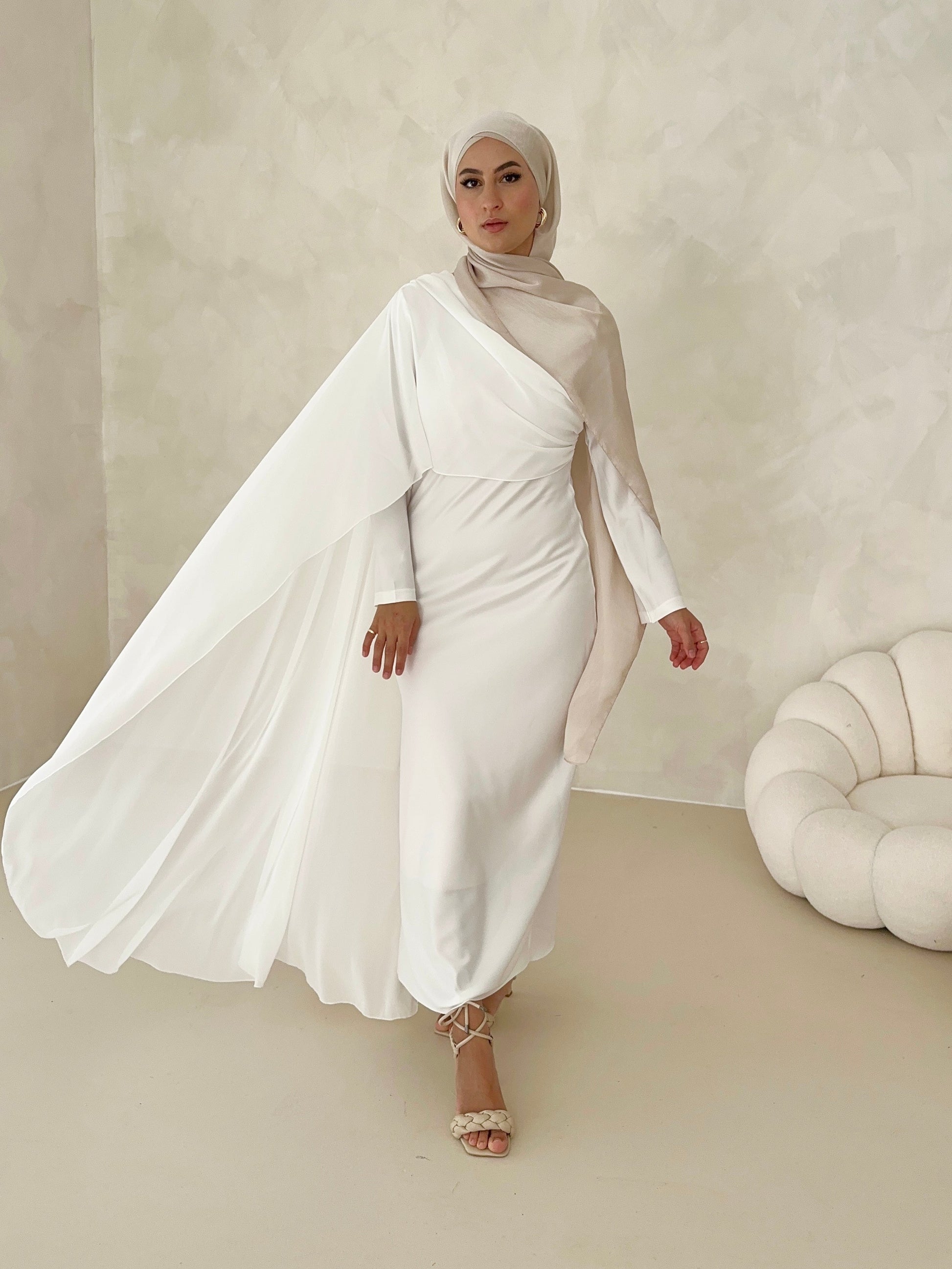 Robe en satin avec traîne sur les épaules