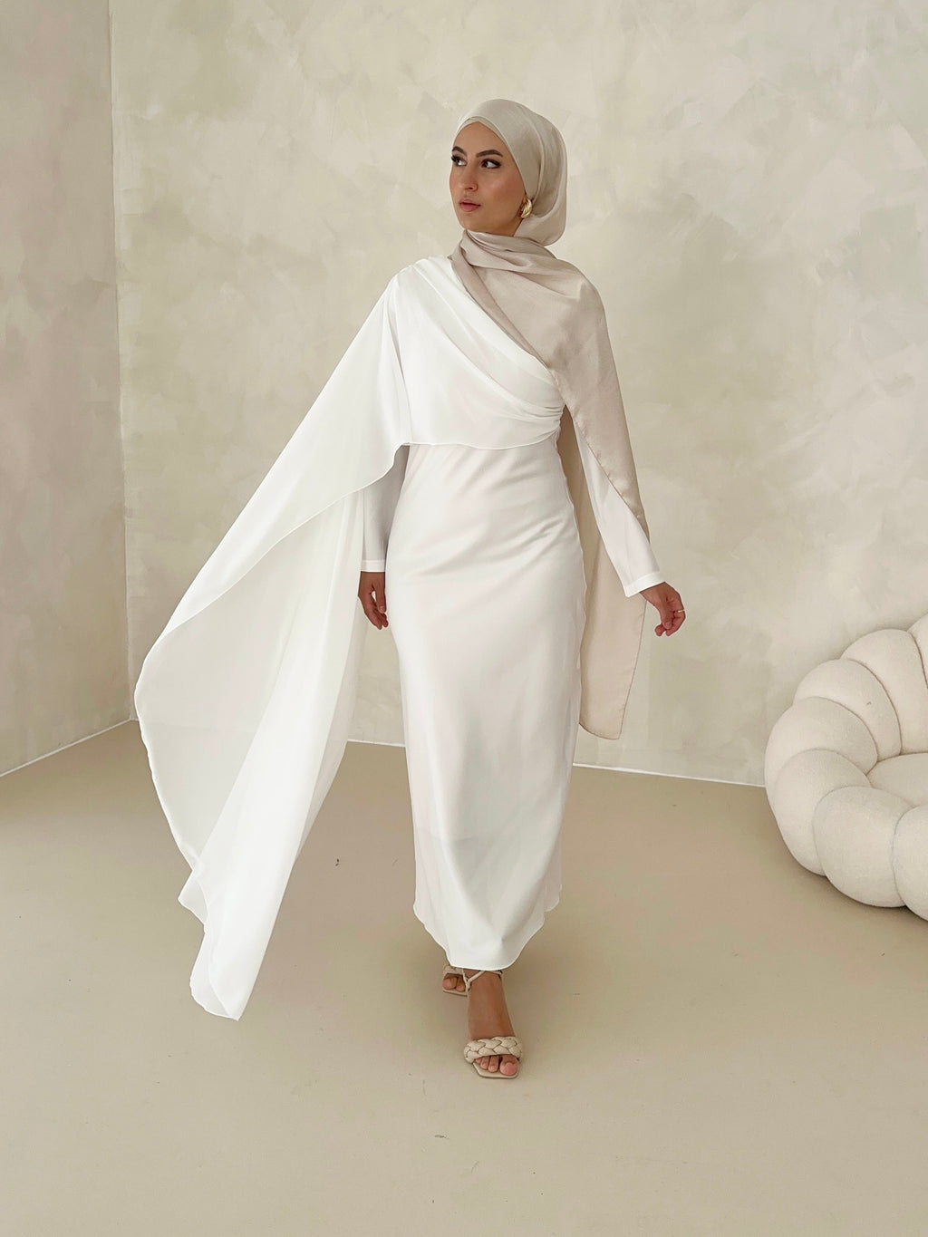 Robe en satin avec traîne sur les épaules