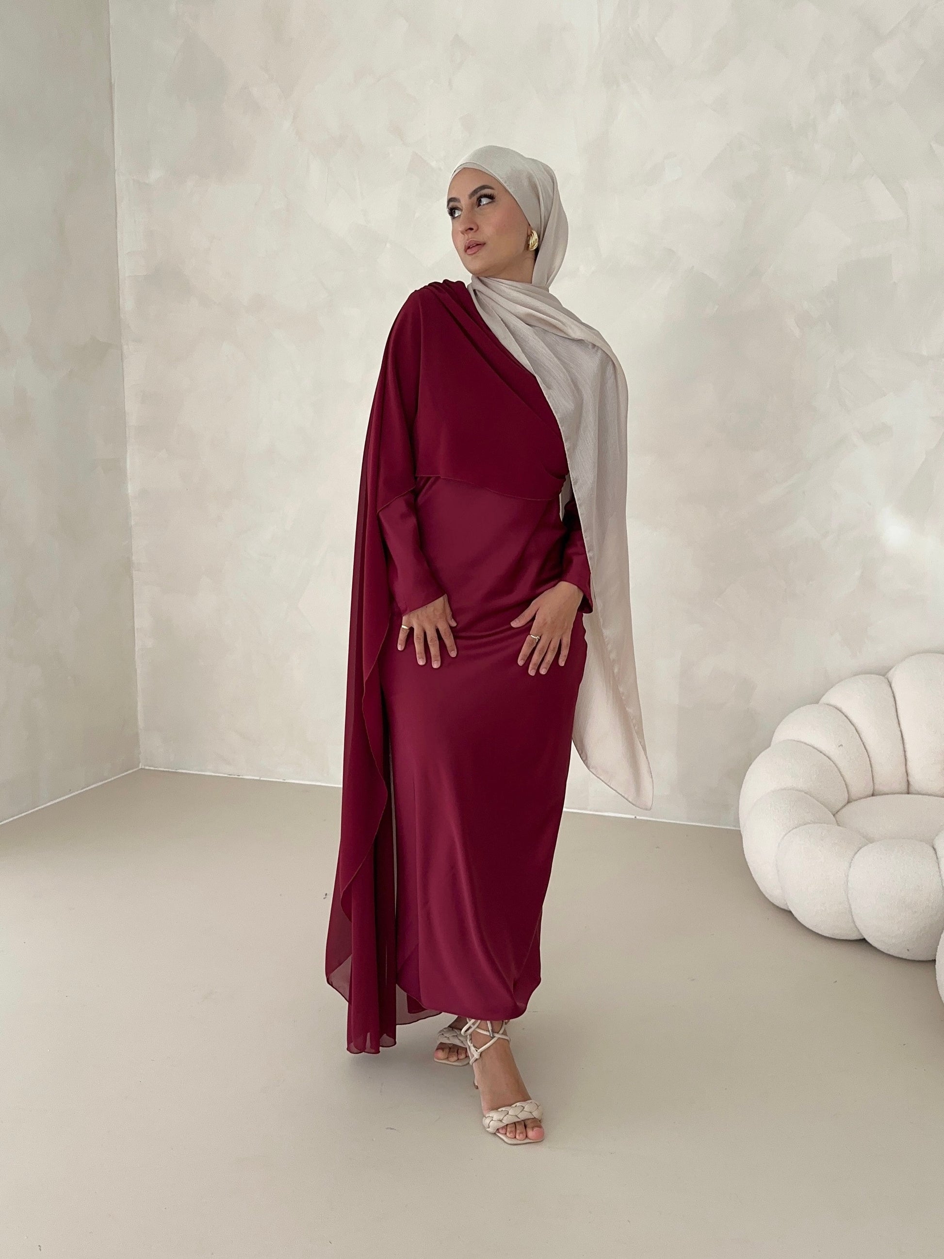 Robe en satin avec traîne sur les épaules