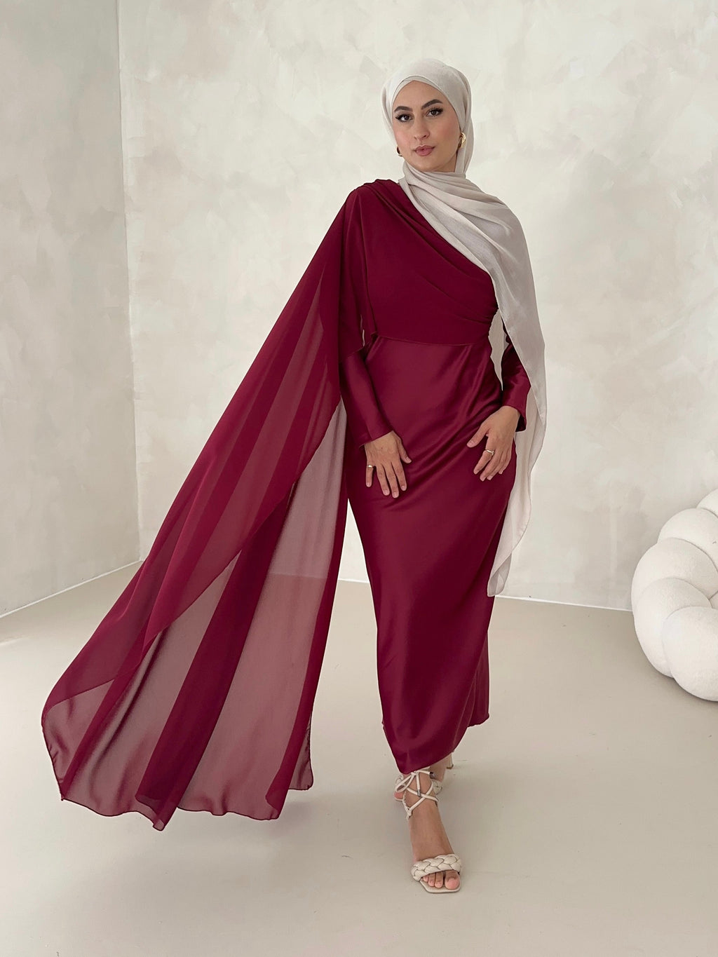 Robe en satin avec traîne sur les épaules