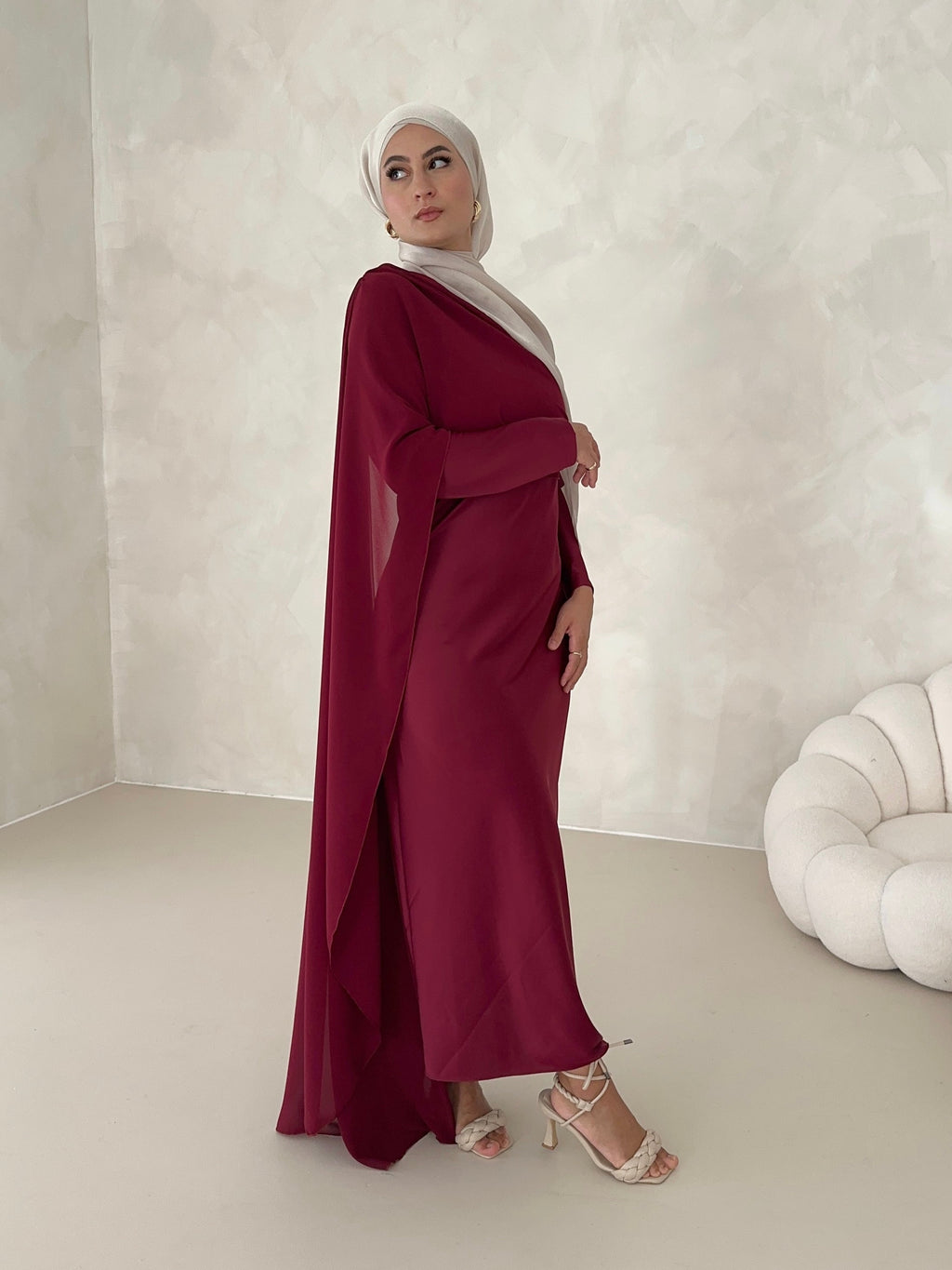 Robe en satin avec traîne sur les épaules