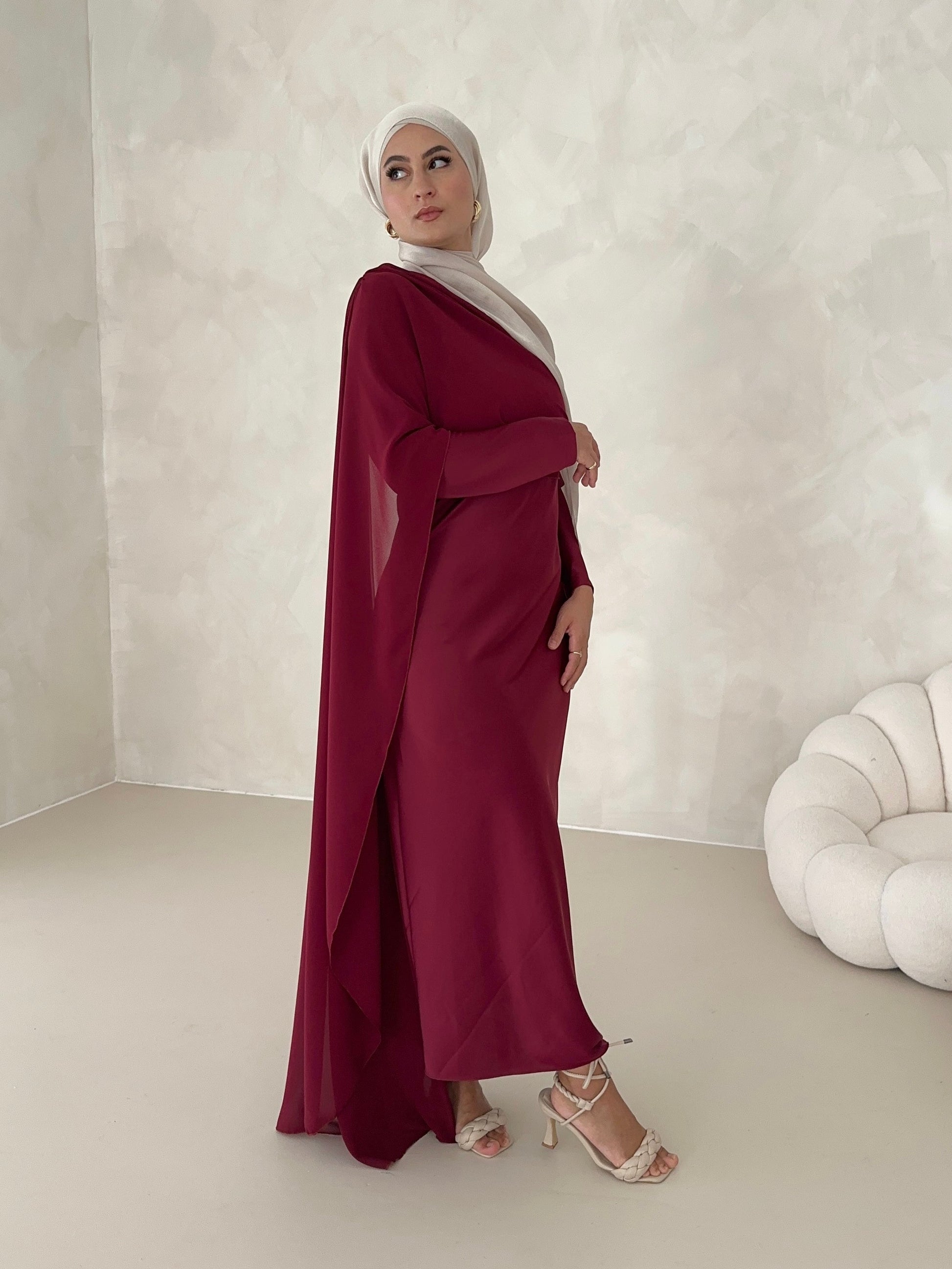Robe en satin avec traîne sur les épaules
