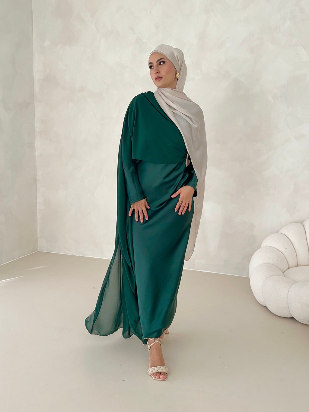 Robe en satin avec traîne sur les épaules