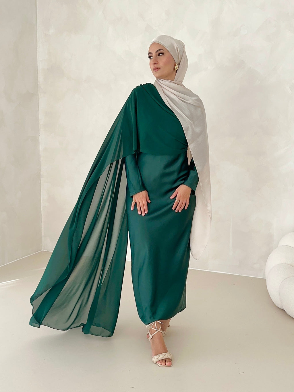 Robe en satin avec traîne sur les épaules