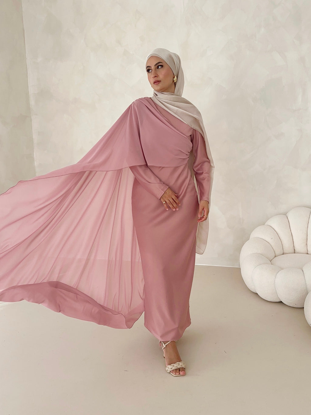 Robe en satin avec traîne sur les épaules