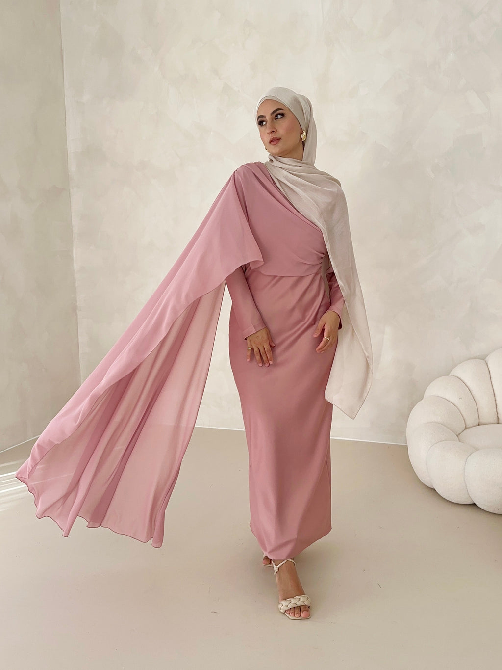 Robe en satin avec traîne sur les épaules