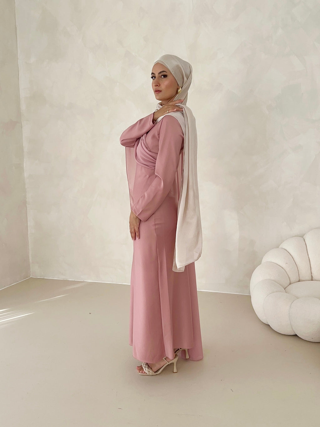 Robe en satin avec traîne sur les épaules