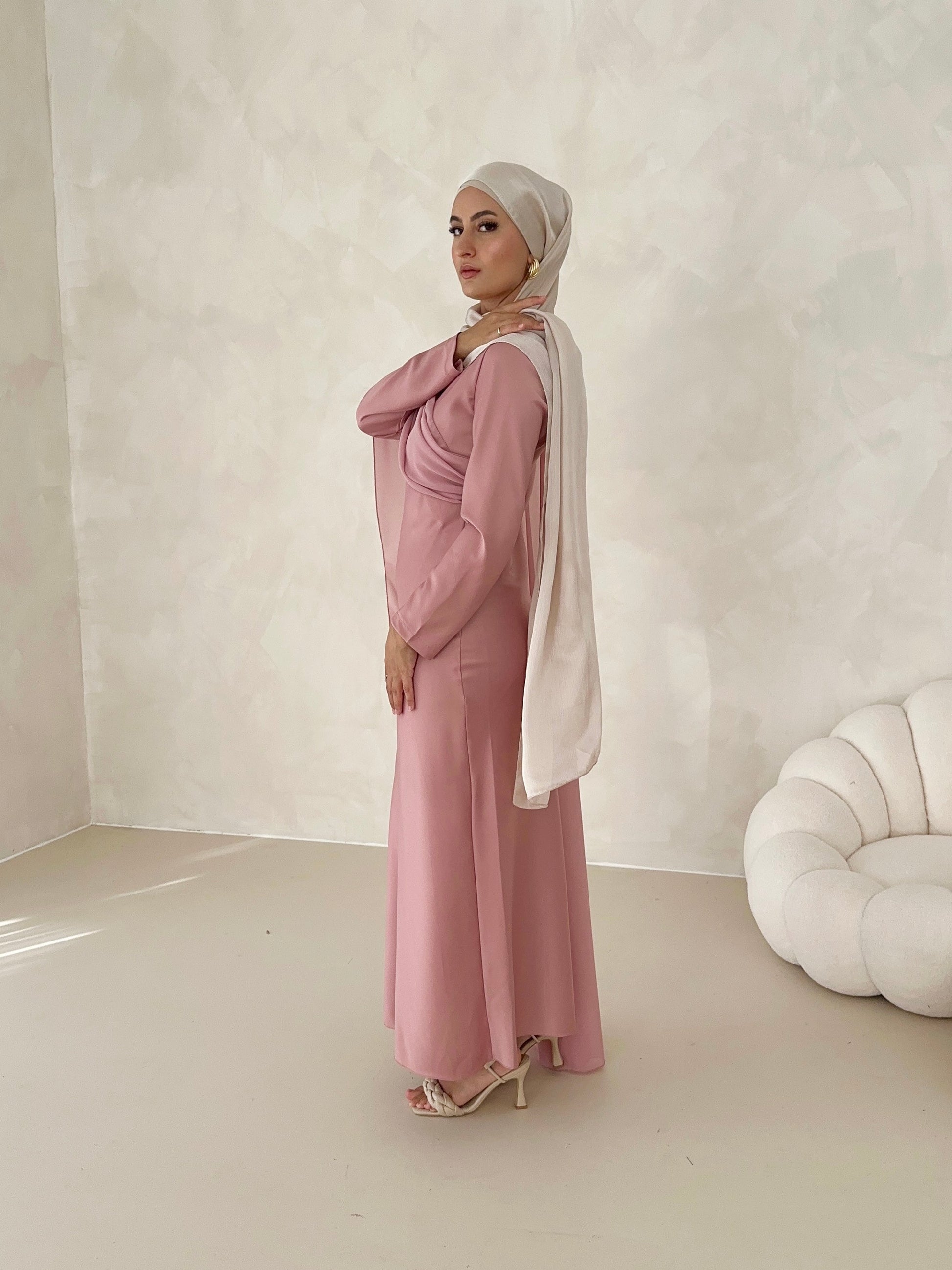 Robe en satin avec traîne sur les épaules