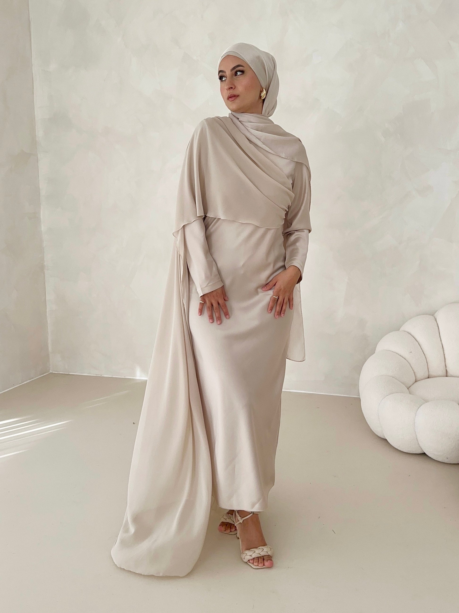Robe en satin avec traîne sur les épaules