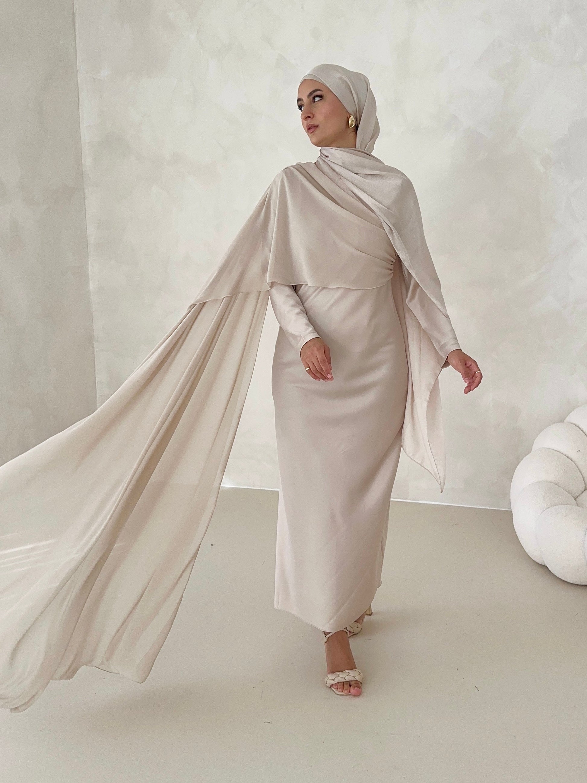 Robe en satin avec traîne sur les épaules