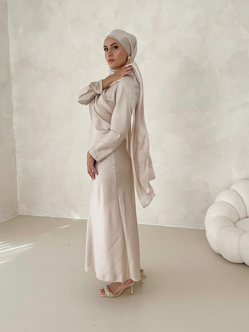 Robe en satin avec traîne sur les épaules